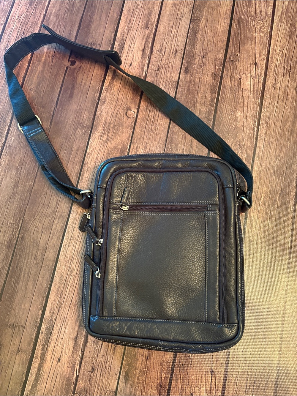 Wilson's Leather Unisex Vertical Messenger Crossbody Laptop Bag